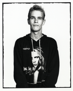 108336 Portret van een jongen met een sweater van omroep Veronica.